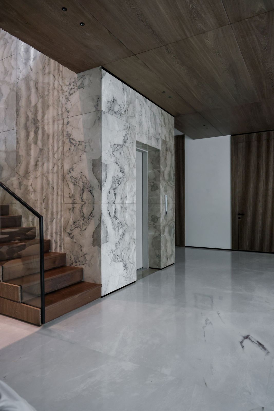 Marble staircase finished in cut-to-size steps